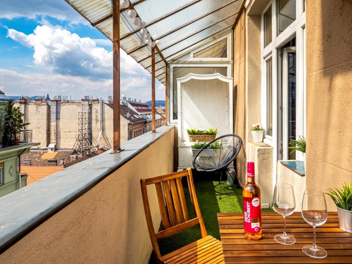 The Birdcage Apartment Будапеща Екстериор снимка