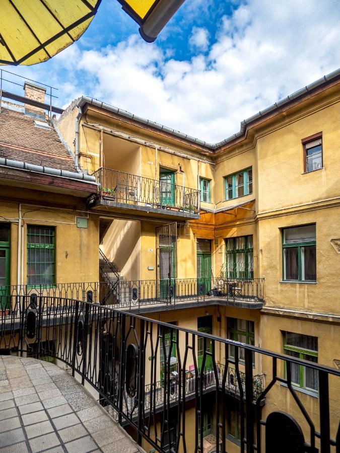 The Birdcage Apartment Будапеща Екстериор снимка